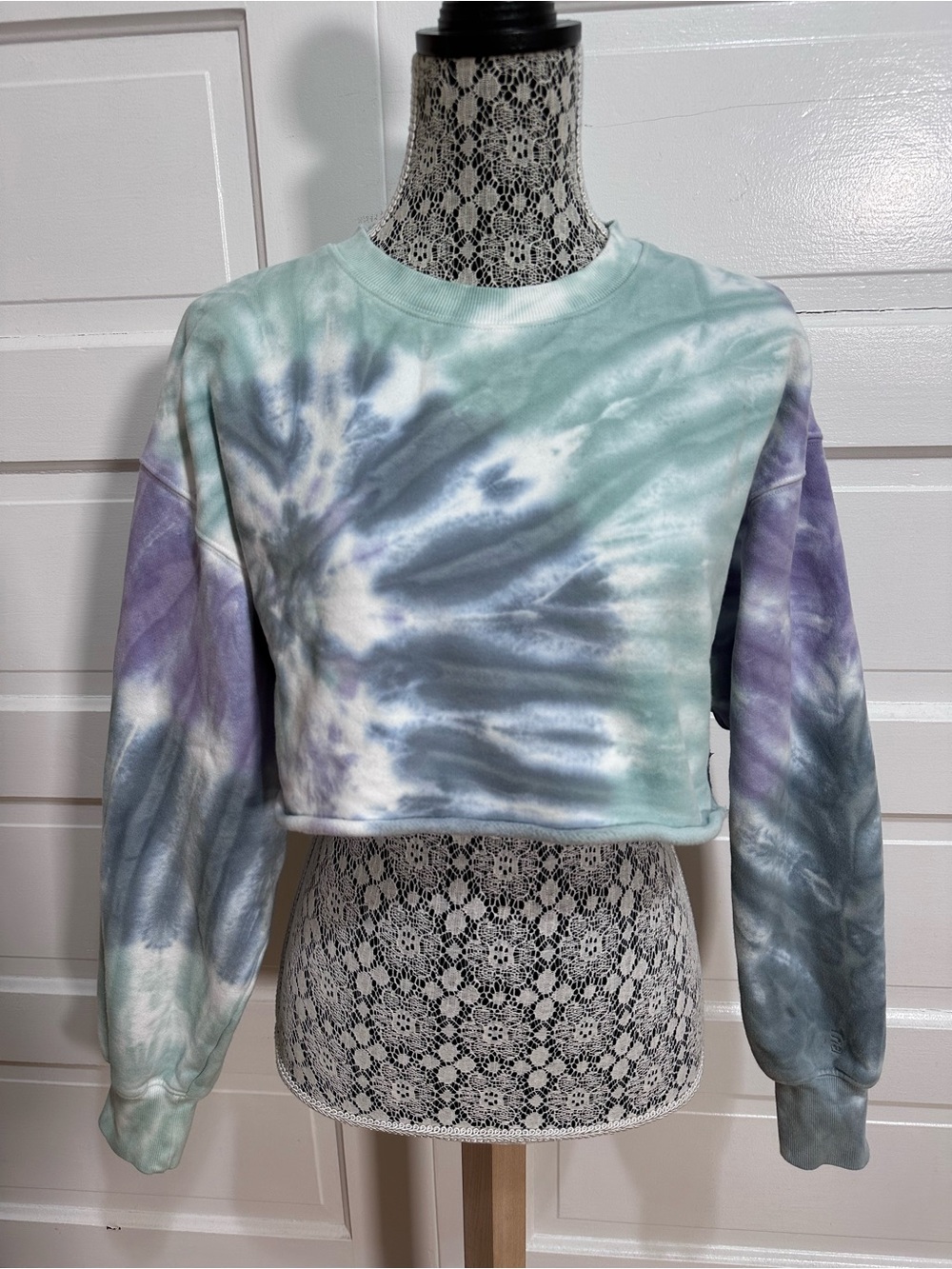 Aritzia TNA Cozy Boyfriend Cropped Sweatshirt Size 2 M/L Swirl Tie Dye $95